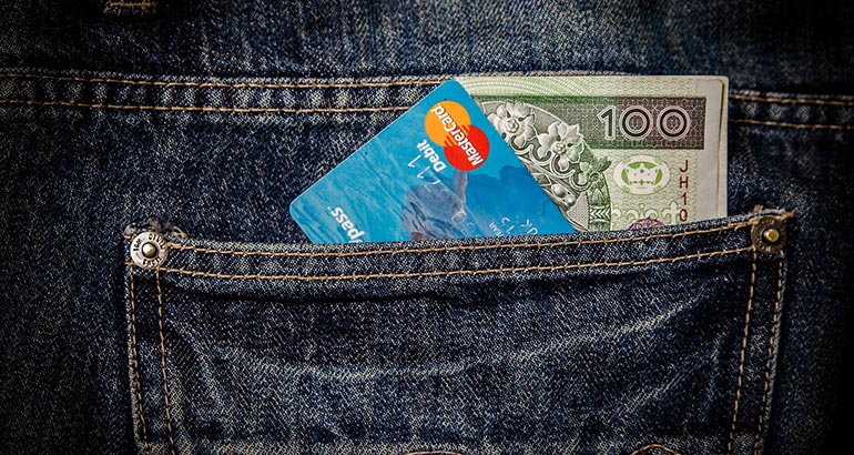 Foto del bolsillo con tarjeta debito y libras esterlinas