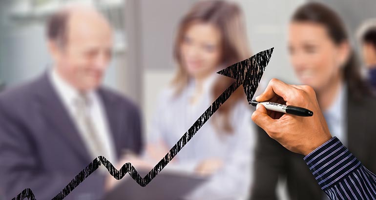 Personas reunidas discutiendo alegremente