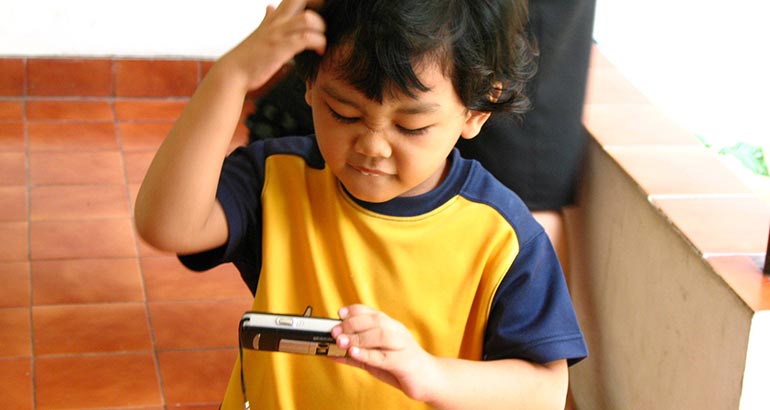 niño confundido