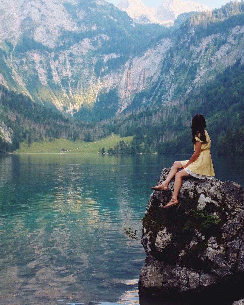 Persona sola disfrutando un paisaje
